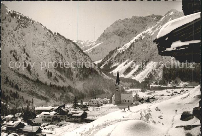 Mittelberg Kleinwalsertal Ortsblick mit Kirche