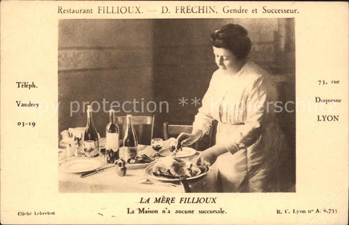 Lyon France Frau serviert am Tisch das Essen