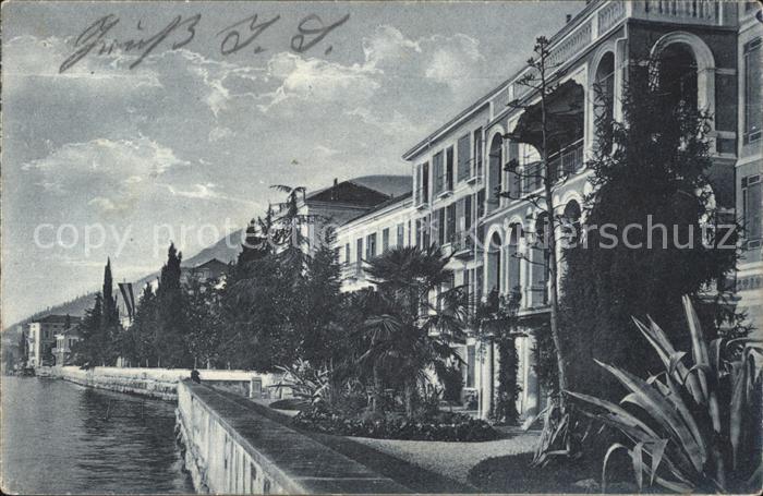 Gardone Garda Haeuser am See