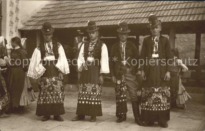 Ungarn Mezökövesder Bauernburschen in Festtrac
