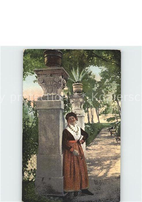 Raguse-Lacroma Frau an der Säule
