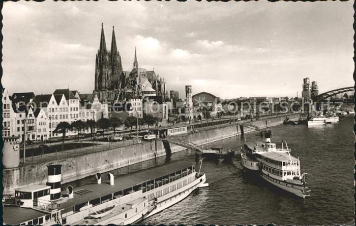 Dampfer Seitenrad Koeln am Rhein Rheinufer