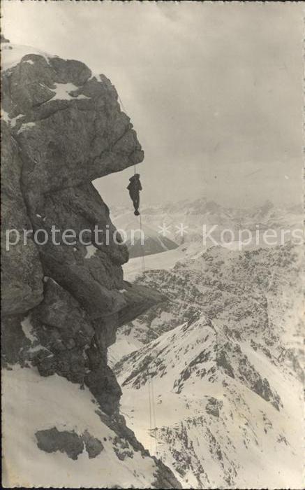 Bergsteigen Klettern Abseiluebung Weissfluhgipfel
