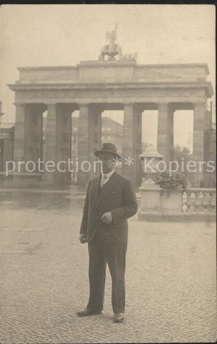 Brandenburgertor Berlin Mann Foto