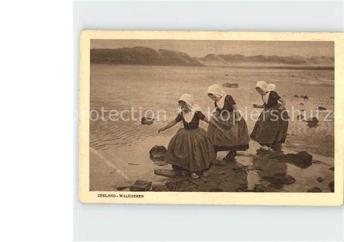Zeeland Niederlande Kinder in Tracht am Wassser