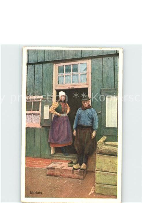 Marken Mann und Frau vor dem Haus