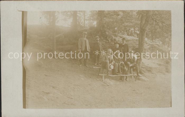 Regen Gruppenaufnahme Maenner Wald