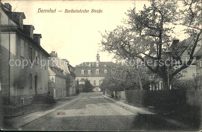 Herrnhut Berthelsdorfer Strasse mit Kirche