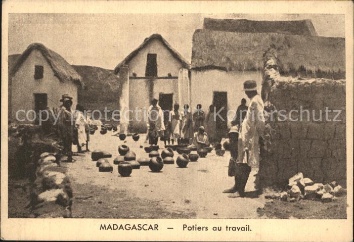 Madagascar Potiers au travail Toepfer