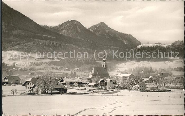 Inzell Traunstein Bayern Ortsansicht mit Kirche im Winter