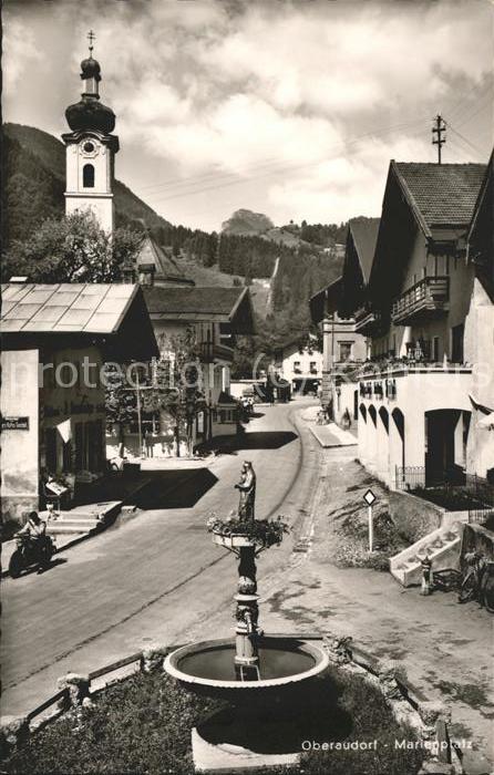 Oberaudorf Marienplatz Brunnen Kirchturm