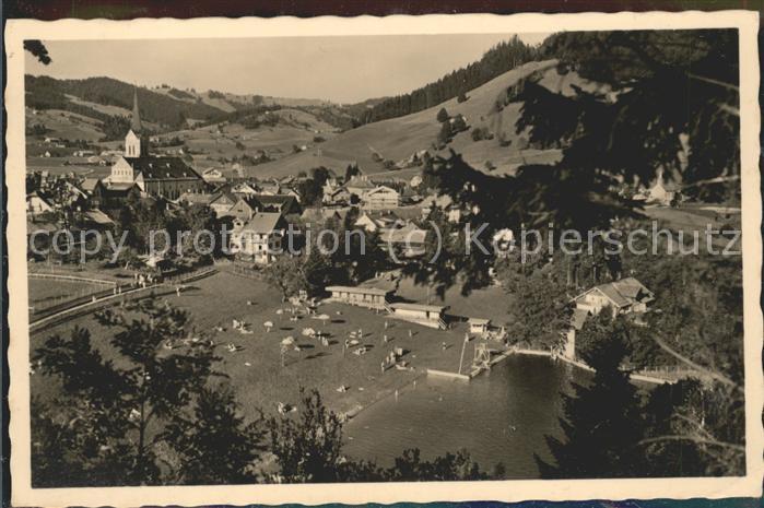 Oberstaufen Oberallgaeu Bayern Blick vom Schloss Schwimmbad