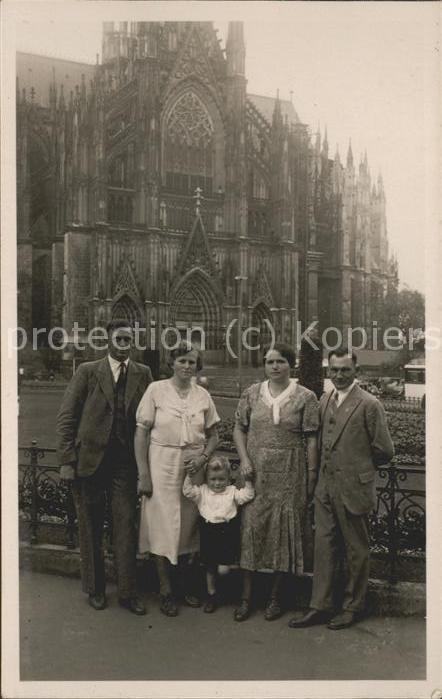 Koeln Rhein Familienfoto vor dem Kölner Dom