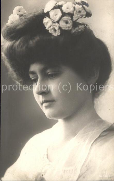 Typen Frau Blumen Haarmode