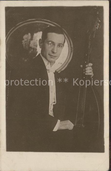 Mandoline Variete Theater Mann