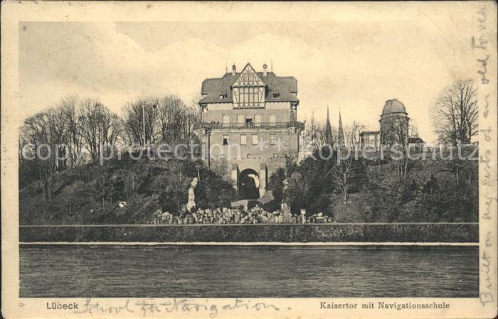 Luebeck Kaisertor mit Navigationsschule