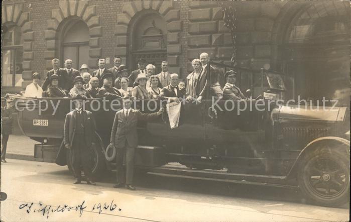 DuessELDORF  CITY Grosses Auto voller Leute