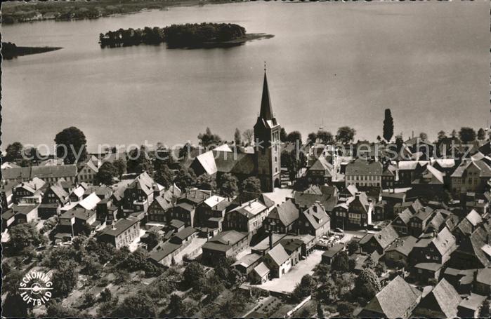 Ploen See Ortsansicht mit Kirche Ploener See Holsteinische Schweiz Fliegeraufnah