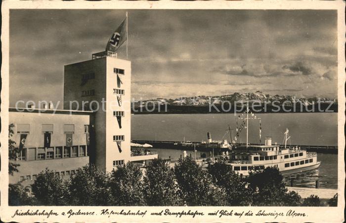 Friedrichshafen Bodensee Hafenbahnhof mit Dampfer und Schweizer