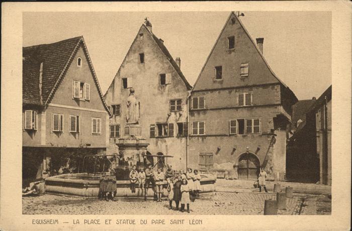 Eguisheim Haut Rhin Place Statue du Pape Saint Leon