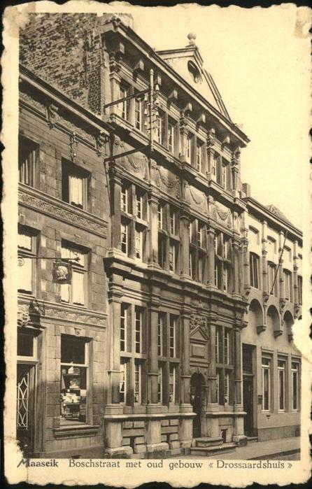 Maaseik Boschstraat met oud gebouw Drossardshui