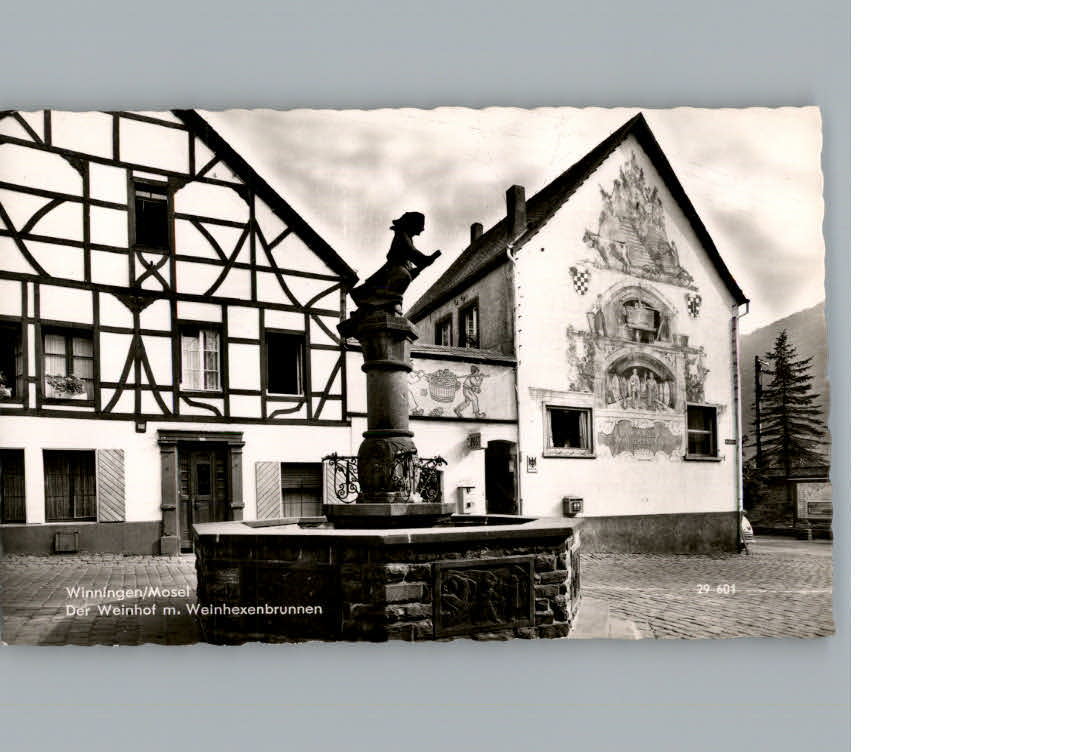 Winningen Mosel Weinhof mit Weinhexenbrunnen