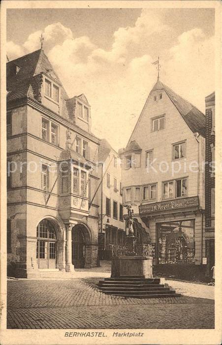 BERNKASTEL-KUES Berncastel Rheinland-Pfalz Marktplatz Brunnen