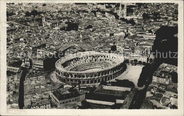 Nimes Les Arenes et la Ville vue aerienne