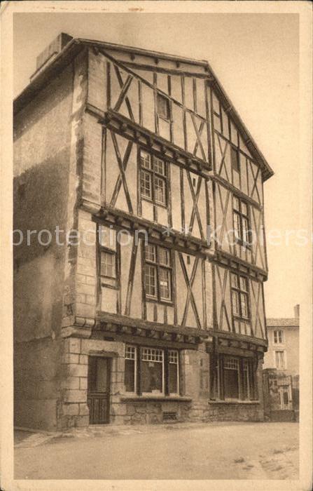Lusignan Maison de Bois du XVe siecle