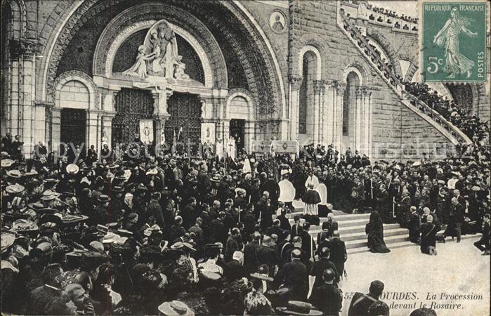 Lourdes Hautes Pyrenees Procession devant la Basilique Rosaire