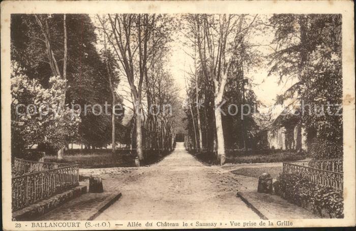 Ballancourt-sur-Essonne Chateau du Saussay Allee vue prise de l