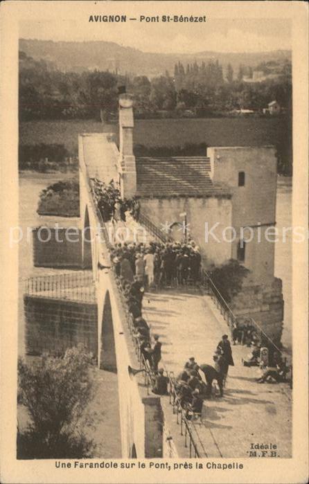 Avignon Vaucluse Farandole sur le Pont Saint Benezet pre