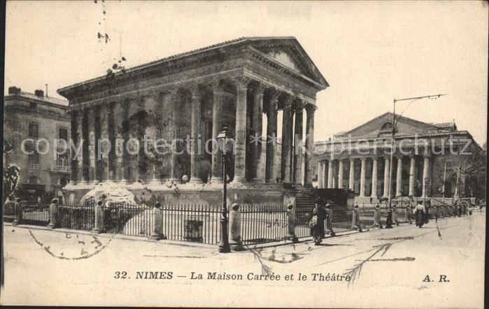 Nimes Maison Carree et le Theatre