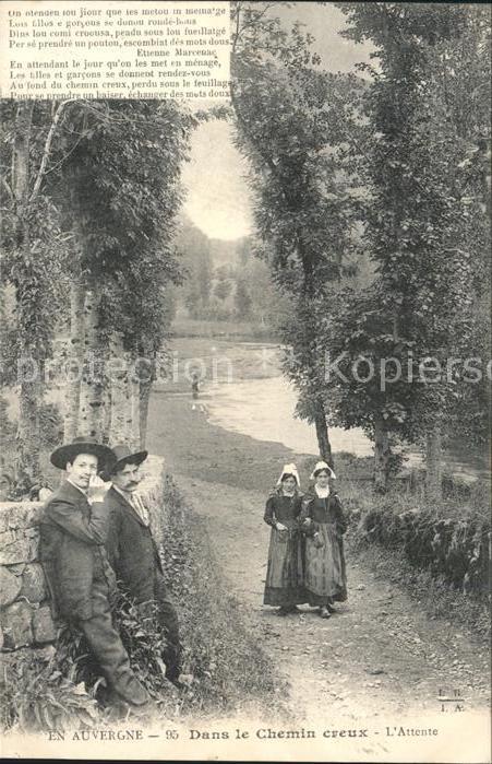 Auvergne Region Dans le Chemin creux Trachten