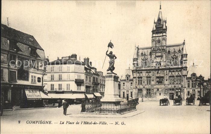 Compiegne Oise Place de l_Hotel de Ville Monument Stat