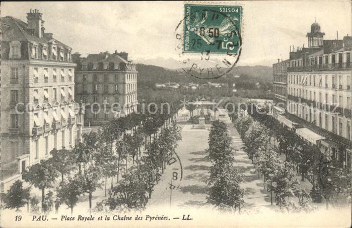 Pau 64 Place Royale et la Chaine des Pyrenees