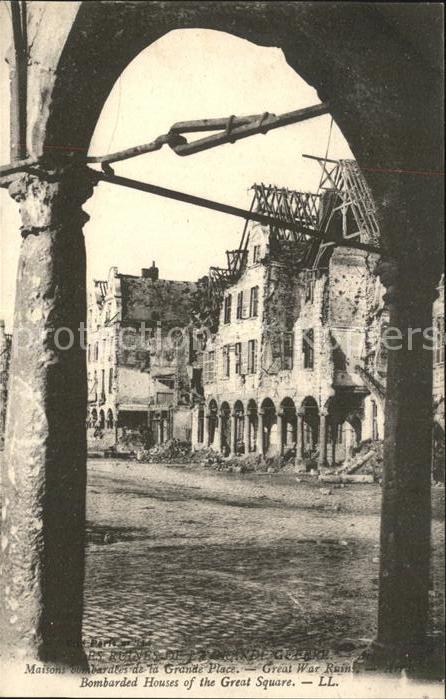 Arras Pas-de-Calais Maisons bombardees Grande Place Ruines