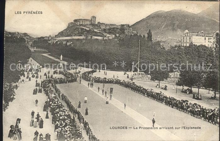 Lourdes Hautes Pyrenees Procession arrivant sur l'Esplanade