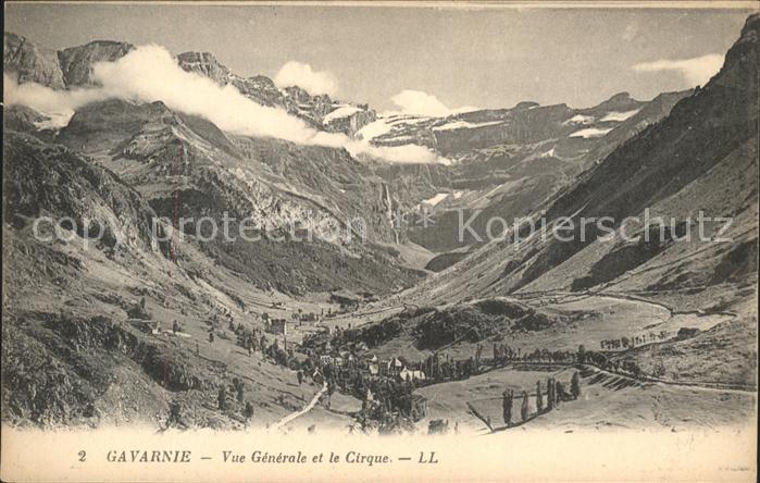 Gavarnie Hautes-Pyrenees Vue generale et le Cirque