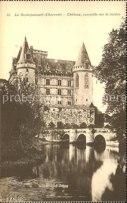 La Rochefoucauld Chateau ensemble sur la riviere