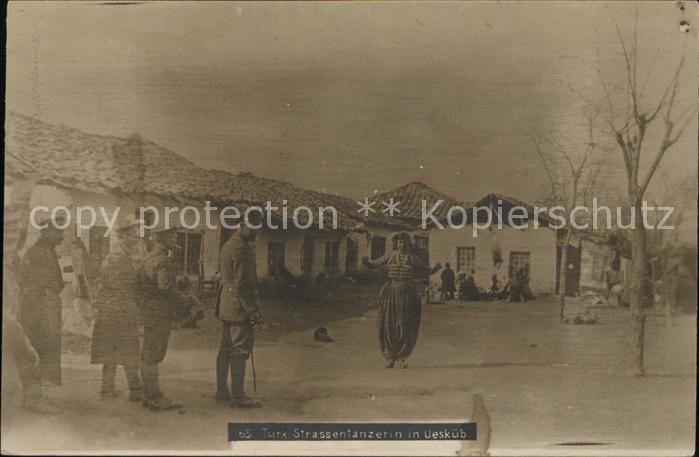 Ueskueb Tuerkische Strassentaenzerin Soldaten