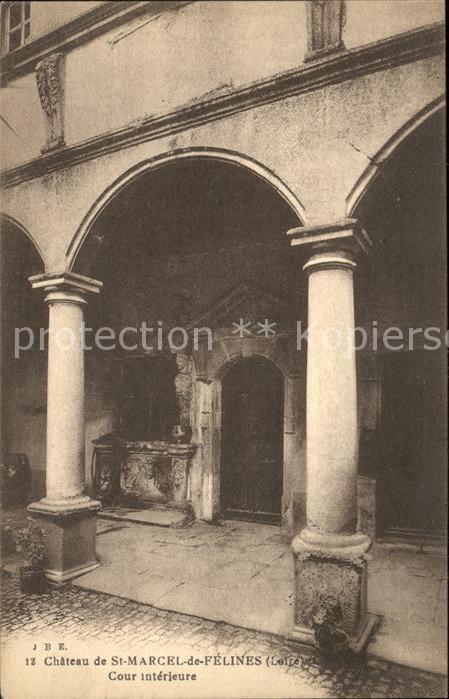 Saint-Marcel-de-Felines Cour interieure du Chateau