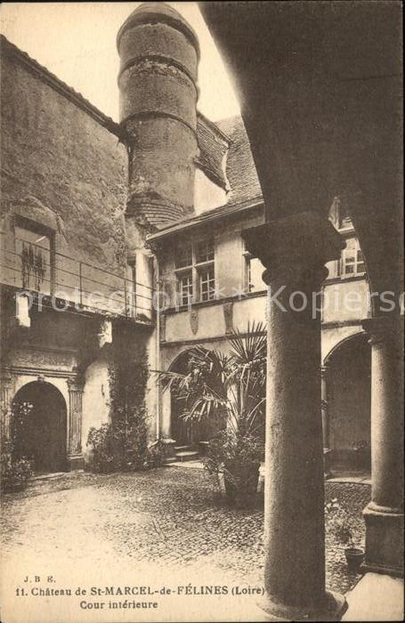 Saint-Marcel-de-Felines Cour interieure du Chateau