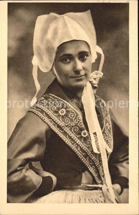 Plougastel-Daoulas Jeune Fille Etude des Coiffes de Bretag