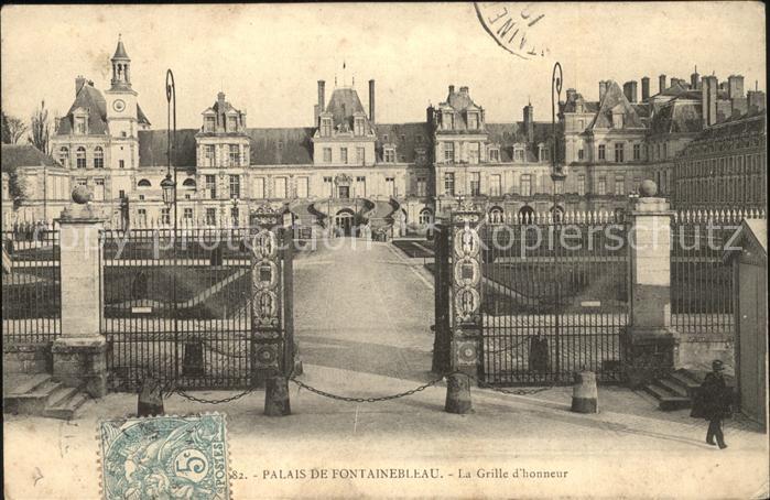 Fontainebleau Seine et Marne Chateau Grille d_honneur