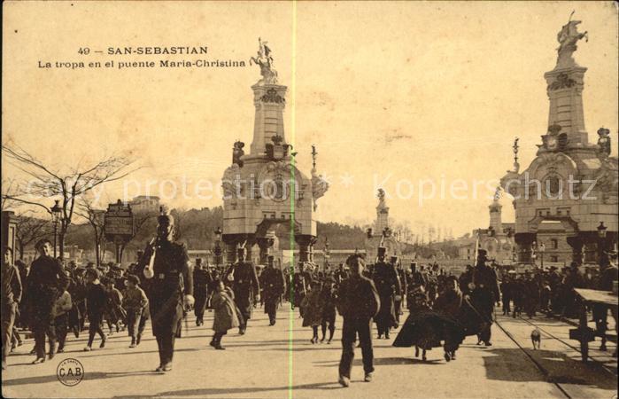 San Sebastian  Pais Vasco ES La tropa en el puente Maria Christina