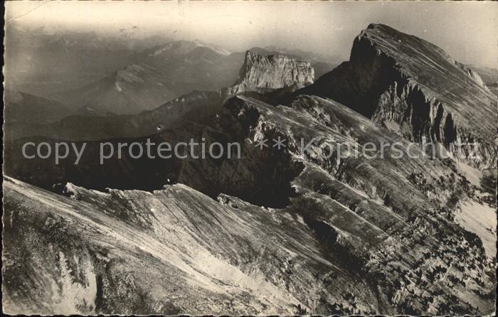 Orgon Vue aerienne sur le Grand Veymont et Mo