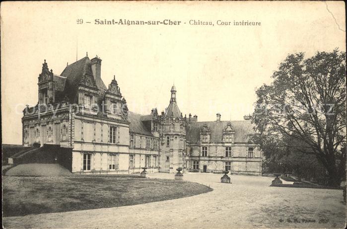 Saint-Aignan Loir-et-Cher Chateau Cour interieure