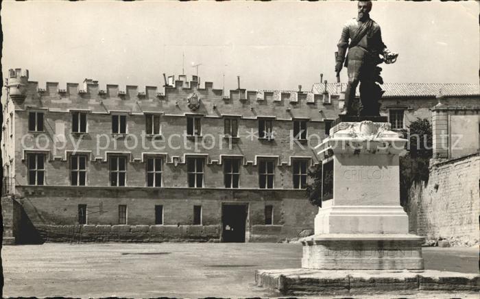 Avignon Vaucluse Ancien Palais Monument Statue de Crillo