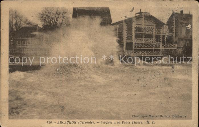 Arcachon Gironde Vagues a la Place Thiers Sturm